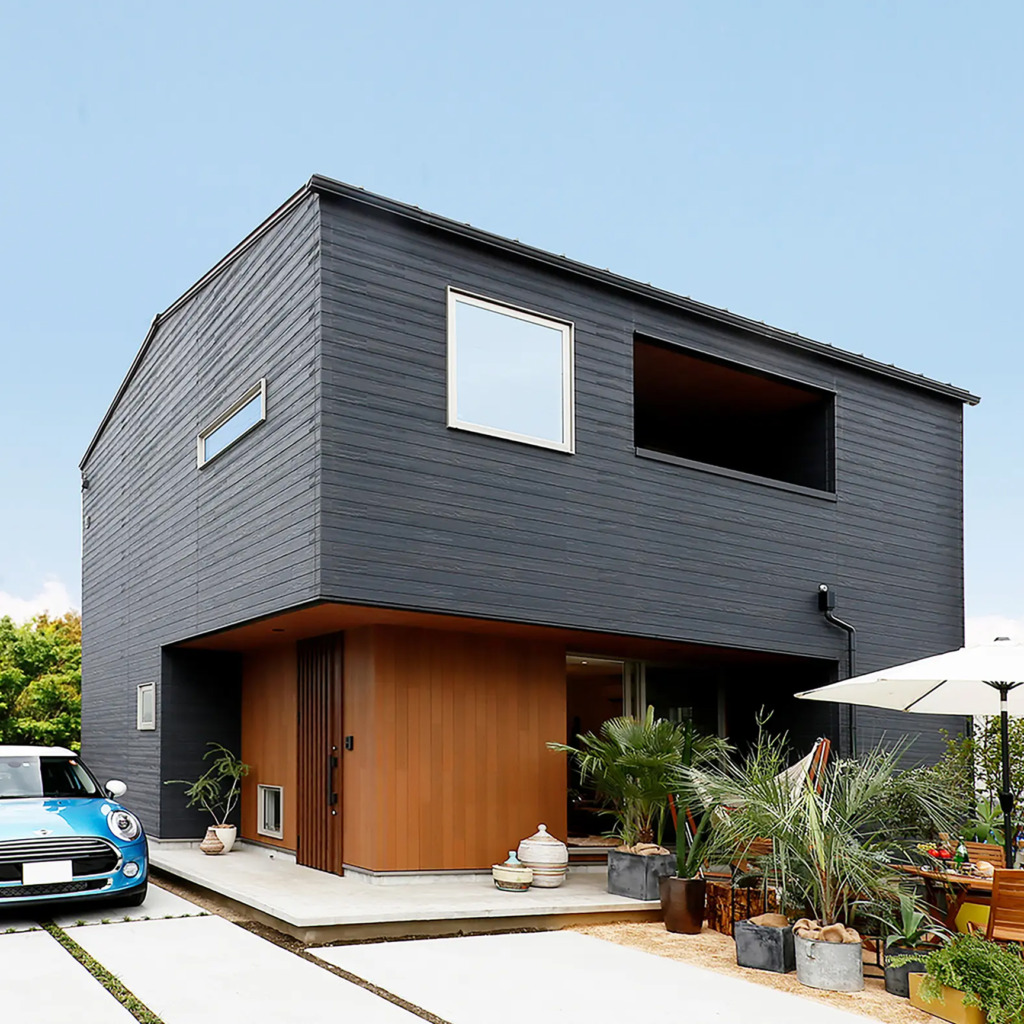 【規格住宅】大空間LDKと広々軒下空間。<br />どこから見てもカッコイイ住まい<br />新築お披露目会・相談会
